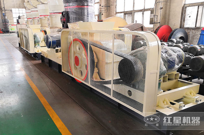 對(duì)輥破碎機(jī)車(chē)間實(shí)拍