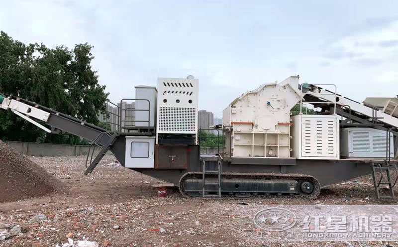 移動碎石粉沙機作業(yè)現(xiàn)場