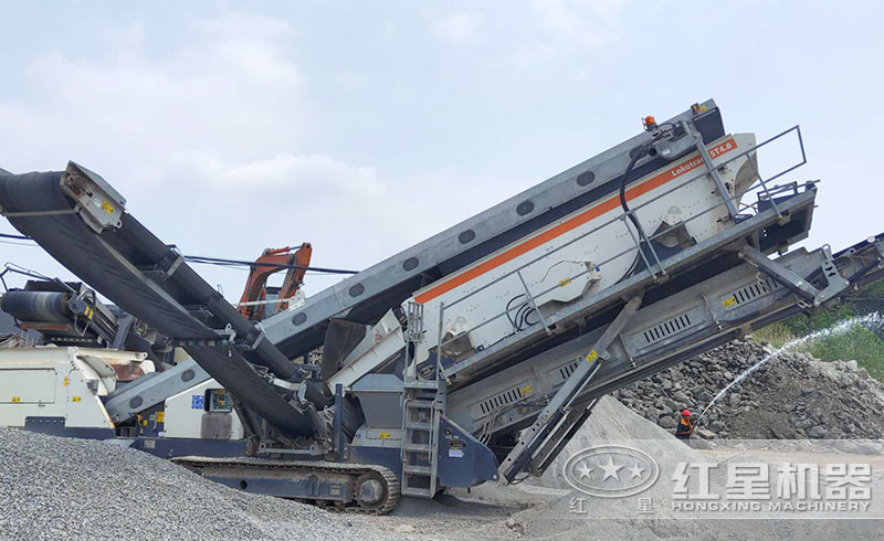 移動磚石粉碎機作業現場 移動磚石粉碎機作業現場