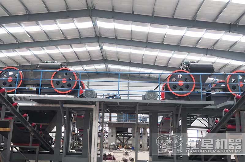 4臺細顎破巖石破碎機現(xiàn)場