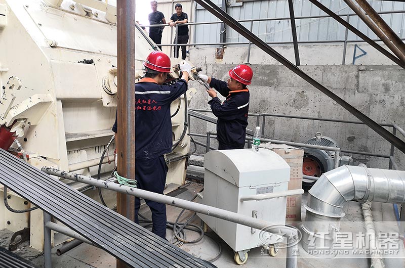 紅星機器人員上門為客戶調試生產線設備 紅星機器人員上門為客戶調試生產線設備