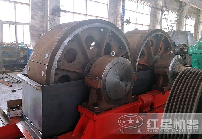 對(duì)輥式粉碎機(jī)內(nèi)部磨輥 對(duì)輥式粉碎機(jī)內(nèi)部磨輥