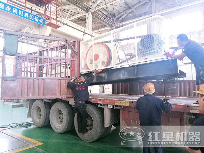 對(duì)輥式粉碎機(jī)裝車(chē)發(fā)貨 對(duì)輥式粉碎機(jī)裝車(chē)發(fā)貨