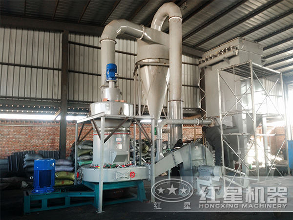 白云石高強97磨粉機現場作業(yè)圖