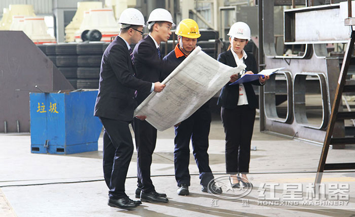 技術人員為用戶詳細解疑答難 技術人員為用戶詳細解疑答難