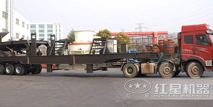 將要開(kāi)往施工現(xiàn)場(chǎng)的移動(dòng)石頭制砂機(jī)