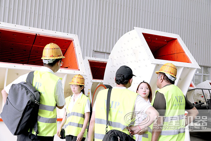 客戶參觀大型重錘式破碎機(jī)