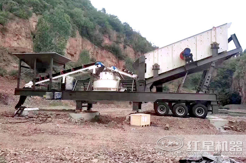 車載移動(dòng)式制砂機(jī)，又叫移動(dòng)打砂機(jī)（搭載VSI制砂機(jī)）