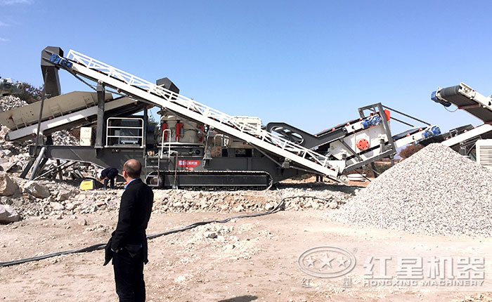 履帶式移動(dòng)泥石分離機(jī)現(xiàn)場(chǎng)作業(yè)